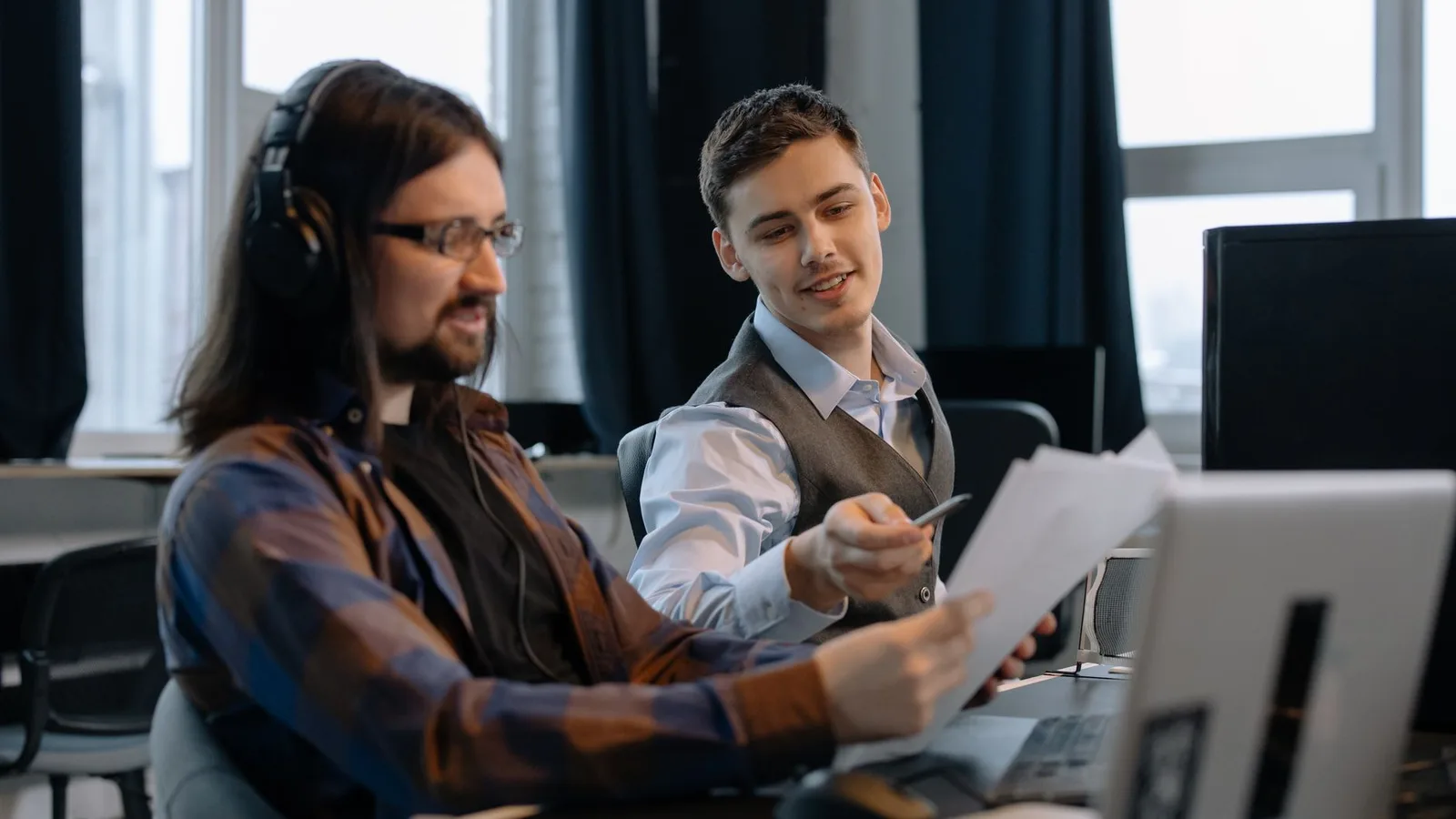 Eine IT-Fachkraft arbeitet im Büro an einem Laptop