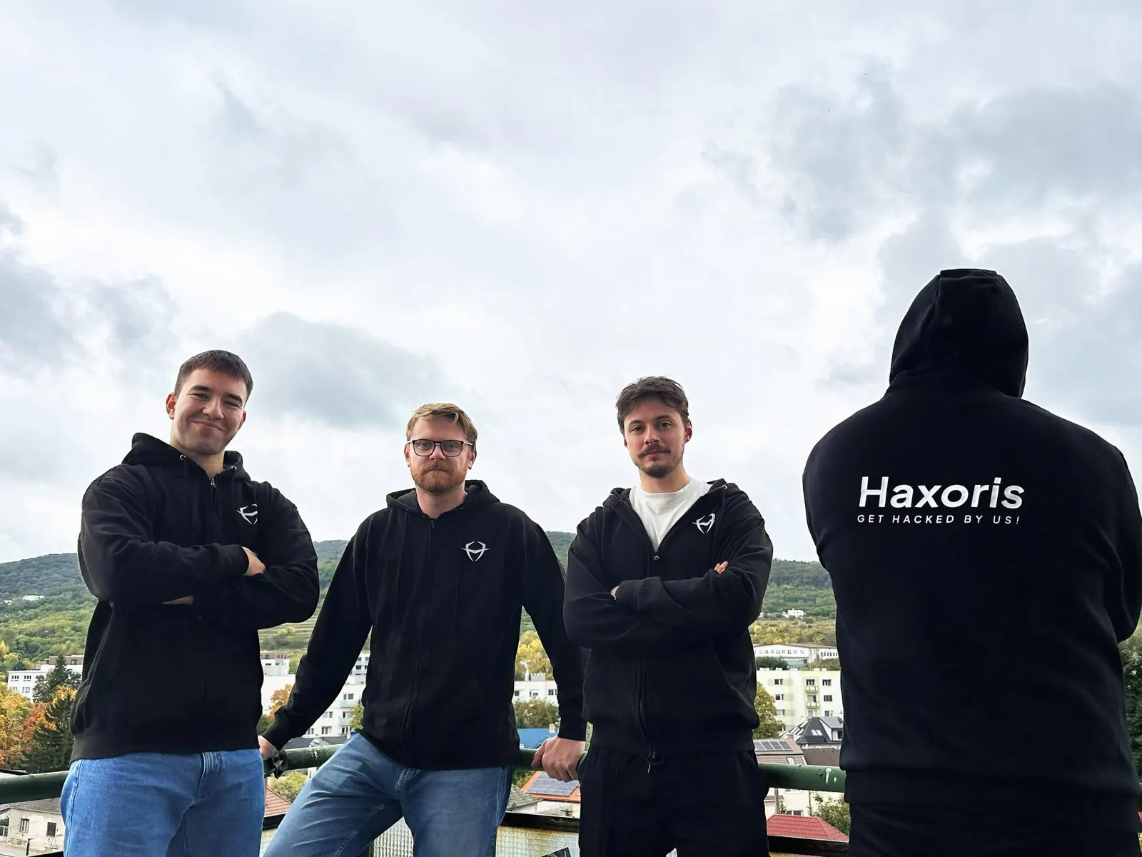 Čtyři členové týmu Haxoris v brandovaných mikinách s nápisem „Haxoris – get hacked by us!“